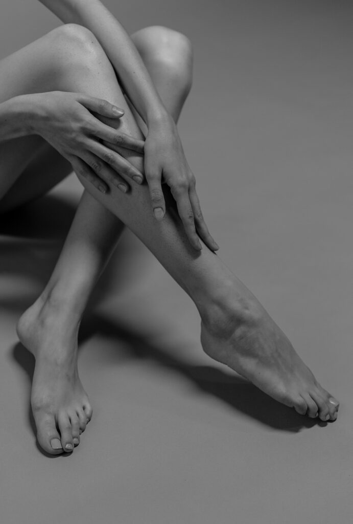 Elegant gepresenteerde handen en voeten met perfecte manicure en pedicure