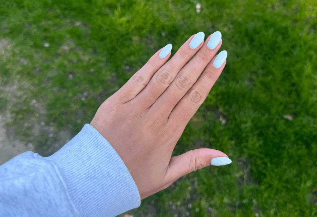 BIAB nagels in zachte blauwe kleur met puntige vorm – stijlvolle en verzorgde manicure